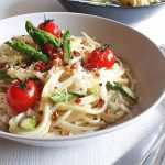 Spargel-Pasta mit Parmesan und Speckwürfeln