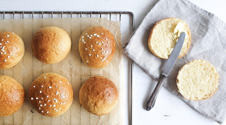 Süßes Frühstücksbrötchen mit Butter
