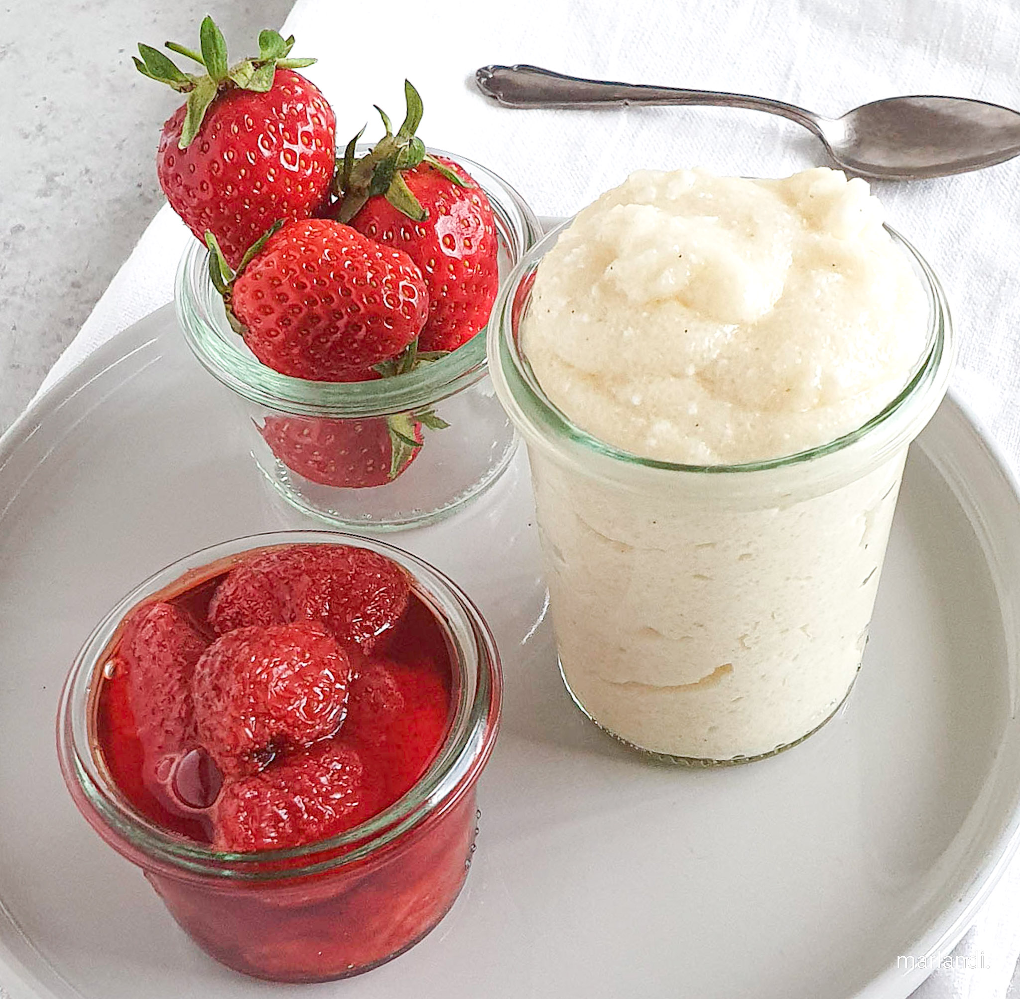 Vanille-Grießpudding mit Erdbeerkompott | marlandi