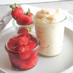 Locker-leichter Grießpudding mit Vanille und Erdbeerkompott