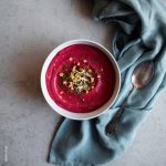 Rote Bete Suppe in der Schüssel