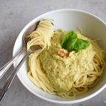 Eine Schüssel mit Pesto und Pasta
