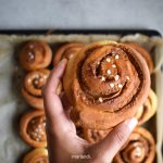 Zimtschnecke in der Hand
