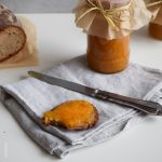 Kürbismarmelade auf Brotscheibe